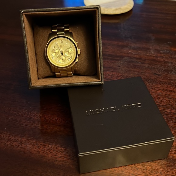 COPY - Michael Kors oversized Gold Watch - Picture 7 of 7